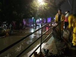 En Guadalajara, por otra parte, no se reporta más que un par de autos arrastrados y dos árboles caídos. TWITTER / @PCYBOMGDL