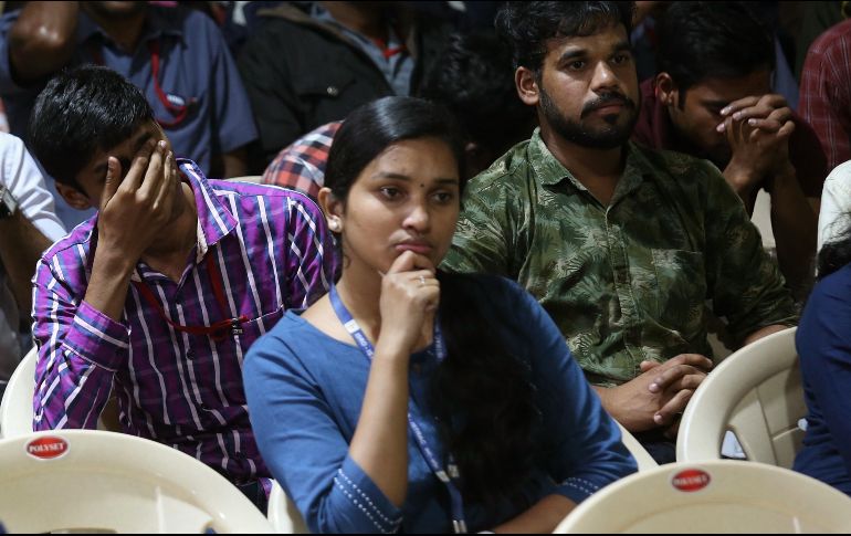 Personas reaccionan después de perder comunicación con la nave espacial Chandrayaan-2, la cual debía alunizar sobre la superficie del satélite natural de la Tierra. EFE / EPA / Jagadeesh NV