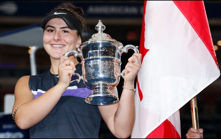 Bianca Andreescu es la primera mujer canadiense que conquistar un trofeo de Grand Slam. EFE/J. Magamblo