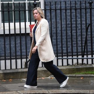 Renuncia la ministra británica de Trabajo Amber Rudd