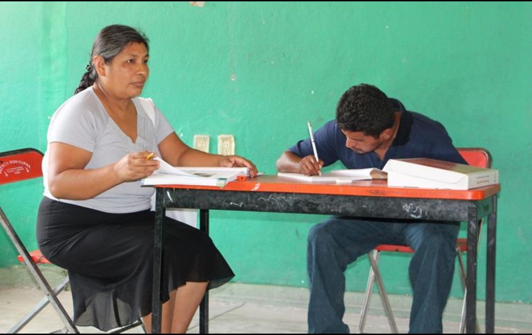 El INEA ha impulsado el Modelo Educación para la Vida y el Trabajo (MEVyT) para reducir la analfabetización. NTX/ARCHIVO