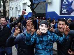 Aficionados al Gimnasia y Esgrima La Plata esperan la llegada de Maradona. AFP/E. Cabrera