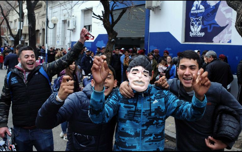 Aficionados al Gimnasia y Esgrima La Plata esperan la llegada de Maradona. AFP/E. Cabrera
