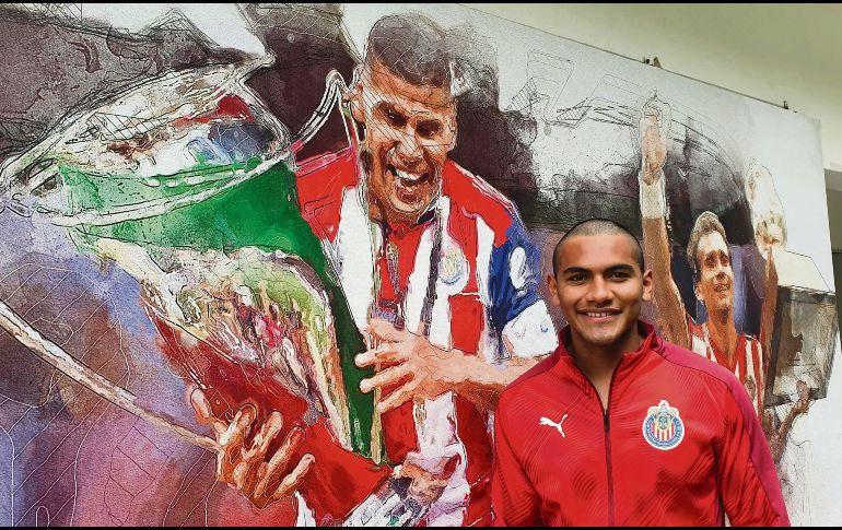 Sepúlveda posa junto a una imagen de Carlos Salcido, quien le dio consejos sobre cómo desempeñarse en el campo. EL INFORMADOR/A. Ramírez