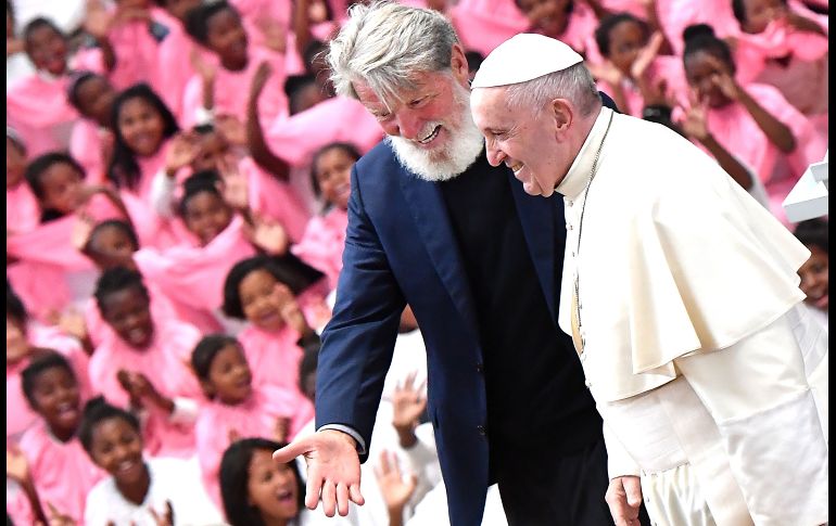 El Papa con el padre Pedro Opeka durante la visita a Akamasoa, en la ciudad de Antananarivo. AFP/T. Fabi