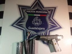 Al ahora detenido se le aseguró una pistola, tres cargadores vacíos y dos municiones del mismo calibre que el arma. ESPECIAL / Policía de Guadalajara