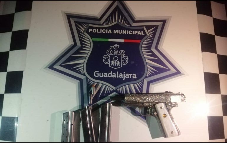 Al ahora detenido se le aseguró una pistola, tres cargadores vacíos y dos municiones del mismo calibre que el arma. ESPECIAL / Policía de Guadalajara