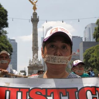 Marchan en silencio en Ciudad de México contra feminicidios