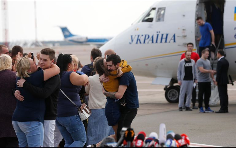 Prisioneros ucranianos liberados por Rusia a su llegada ayer al aeropuerto Boryspil, Ucrania. AP/E. Lukatsky