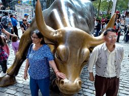 Personas posan junto al toro este domingo en Nueva York. AP/C. Ruttle