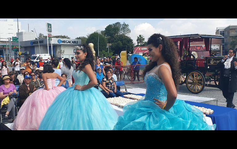 Un desfile de quinceañeras formó parte de las celebraciones. EL INFORMADOR/J. Armendáriz