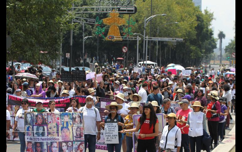 Unas 200 personas marchan en silencio desde el Ángel de la Independencia al Zócalo en Ciudad de México. EFE/M. Guzmán