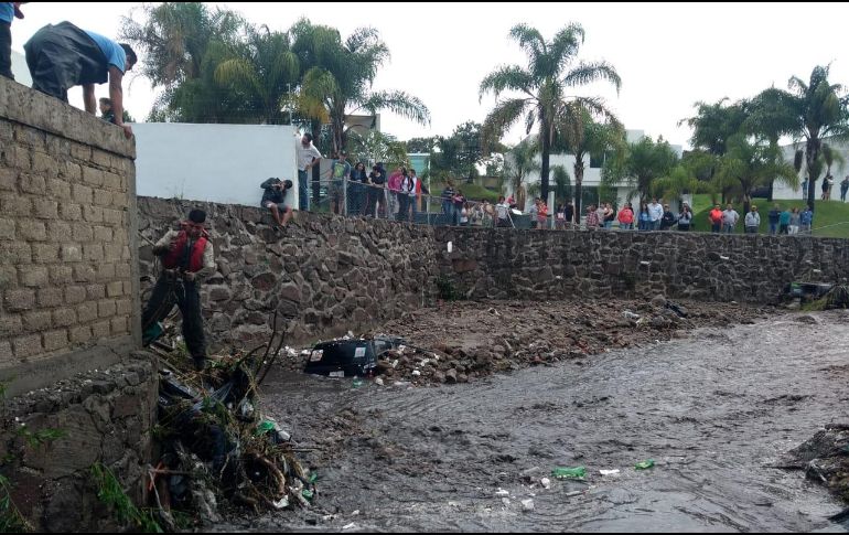 Dos camionetas tipo Jeep quedaron dentro del canal. ESPECIAL / Protección Civil Jalisco