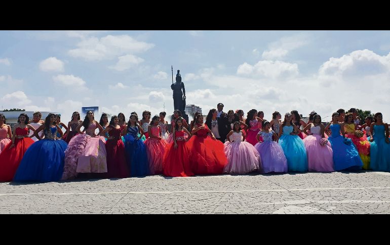Vestidas de quinceañeras, atletas del Consejo Municipal del Deporte de Guadalajara se pasearon en la Glorieta Minerva. EL INFORMADOR / J. Armendáriz