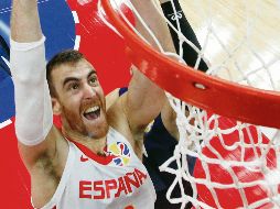 Víctor Claver encesta durante el partido contra Serbia. EFE