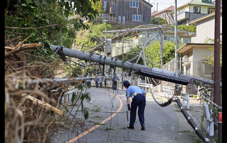 Un poste de electricidad caído en Kamakura. AFP/Jiji Press