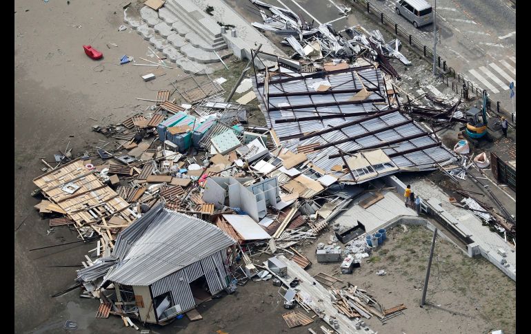 Casas junto a la playa resultaron dañadas por el paso del tifón en Miura, al sur de Tokio. AP/Kyodo News