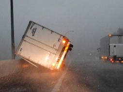 Un camión quedó volteado en un carretera en Tomisato, en la perfectura de Chiba, debido a los fuertes vientos. AFP