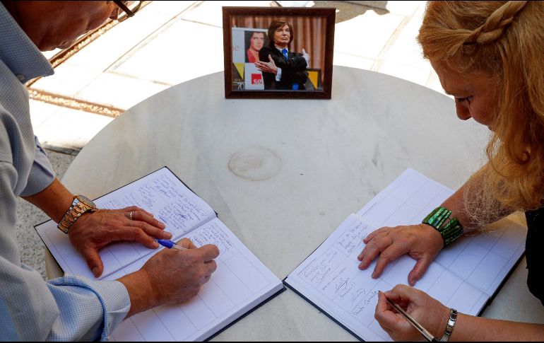 Dos admiradores firman el libro de condolencias a familiares de Camilo Sesto. EFE / E. Naranjo
