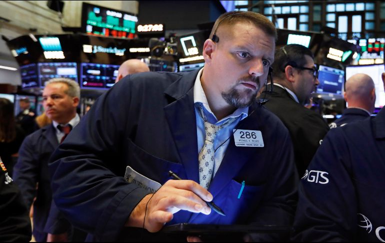 EL NYSE Composite opera en 12 mil 960.38 puntos. AP / R. Drew