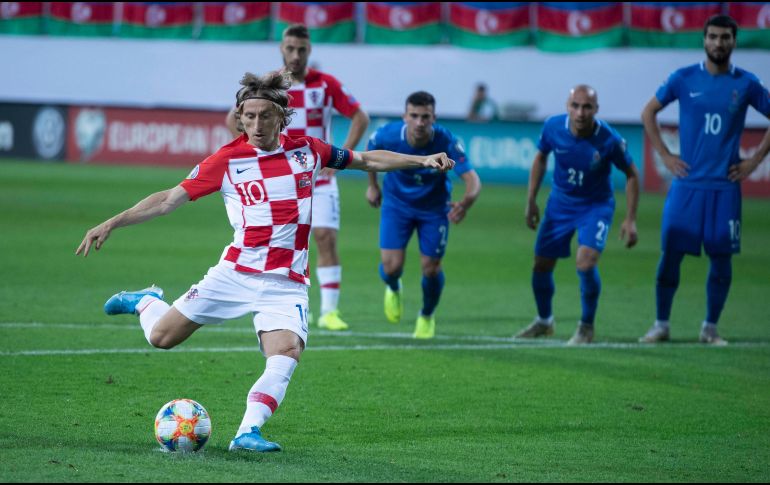 El capitán Luka Modric adelantó a los balcánicos desde el punto de penal al inicio del partido. TWITTER / @HNS_CFF