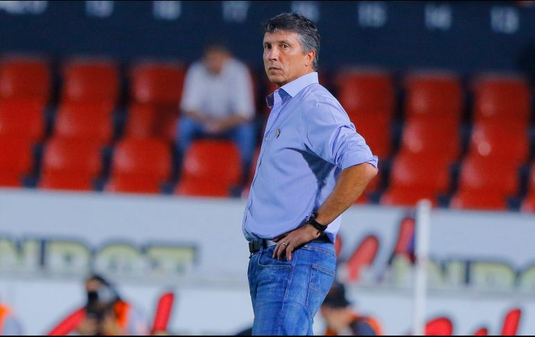 Robert Dante se presenta con los cementeros el viernes, contra Tiburones Rojos, donde intentará romper su mala racha de 14 partidos sin ganar como técnico. IMAGO7