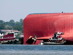 Rescatistas realizan labores cerca del barco Golden Ray, cerca de Jekyll Island. AP/S. Morton