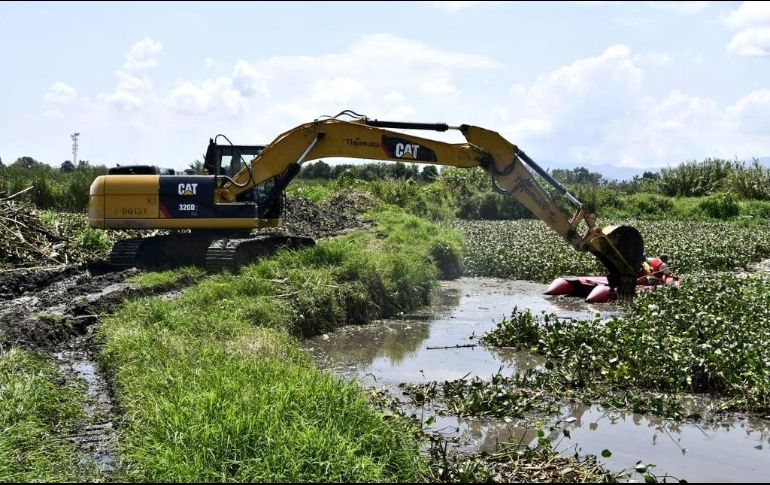 Tres personas murieron luego de ser arrastradas por la corriente que creció en el arroyo La Culebra. TWITTER / @PCJalisco