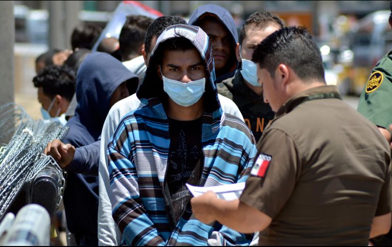 El Gobierno de EU pidió a México expandir el alcance de un programa por el que los inmigrantes que piden asilo en Estados Unidos deben esperar en territorio mexicano a que se tramite su solicitud. AP/ARCHIVO