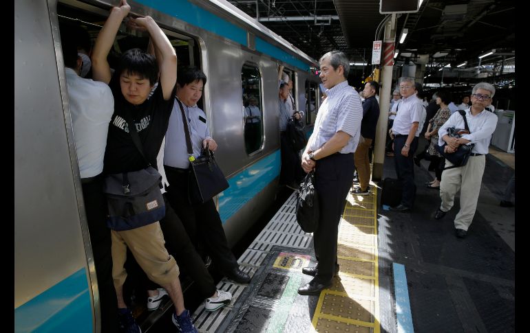 La estación de trenes Shimbashi luce repleta de pasajeros cuando un tifón obligó a suspender el transporte colectivo en Tokio. AP / K. Sato