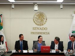 Alejandro Armenta (derecha) aseguró que el equivalente a un tercio del presupuesto federal se justifica con operaciones inexistentes. NOTIMEX/F. Estrada