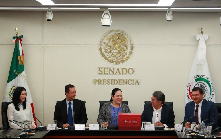 Alejandro Armenta (derecha) aseguró que el equivalente a un tercio del presupuesto federal se justifica con operaciones inexistentes. NOTIMEX/F. Estrada