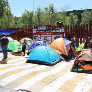 Integrantes de la CNTE acampan afuera de la Cámara de Diputados