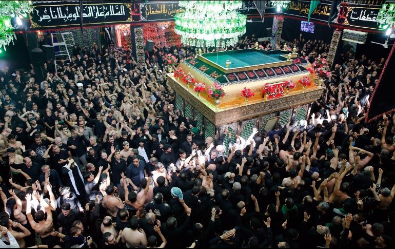 El hecho ocurrió mientras decenas de miles de personas participaban en la ceremonia central para conmemorar la muerte del imán Husein. EFE / A. Taherkenareh