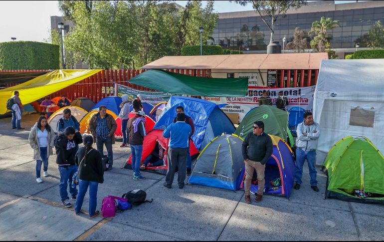 Miembros de la CNTE acamparon este martes afuera de la Cámara de Diputados. SUN / ARCHIVO