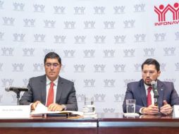 El director general del Infonavit, Carlos Martínez Velázquez (d), durante una conferencia de prensa para presentar este programa. TWITTER/@Infonavit