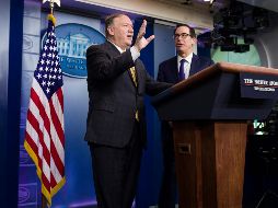 Mnuchin (d) y Pompeo (i) ofrecen una conferencia de prensa conjunta en la Casa Blanca. AP/A. Brandon