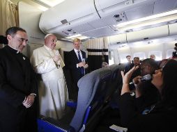 Francisco habla con la prensa en el avión de regreso a Roma tras visitar Mozambique, Madagascar y Mauricio. AP/A. Tarantino