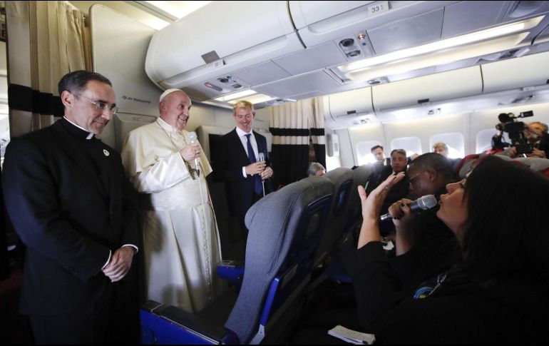 Francisco habla con la prensa en el avión de regreso a Roma tras visitar Mozambique, Madagascar y Mauricio. AP/A. Tarantino