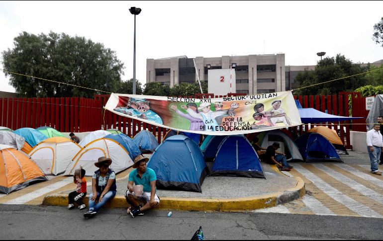 Integrantes de la Sección 22 de la CNTE realizan un bloqueo a los accesos de la Cámara de Diputados este martes. SUN/G. Espinosa