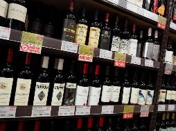 Actualmente las bebidas alcohólicas pagan por concepto del IEPS el 53 por ciento del valor de la bebida. EFE / ARCHIVO