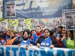 Los manifestantes, con grandes carteles que rezaban “Despedidos de la era Macri”, también exigían la reincorporación de decenas de miles de trabajadores a sus puestos.. EFE/J. Roncoroni