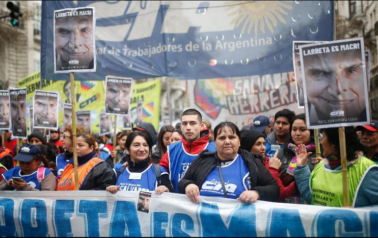 Los manifestantes, con grandes carteles que rezaban “Despedidos de la era Macri”, también exigían la reincorporación de decenas de miles de trabajadores a sus puestos.. EFE/J. Roncoroni