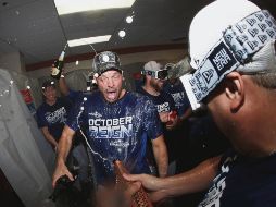 El pitcher Rich Hill recibe un baño inesperado durante la celebración de los Dodgers. AP
