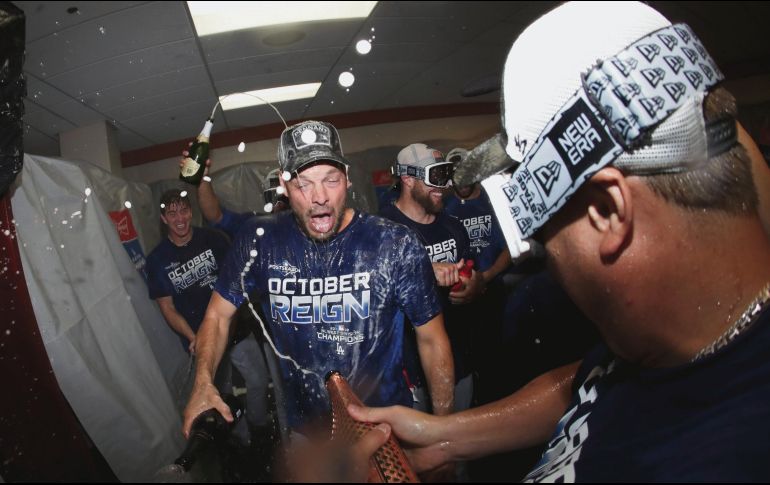 El pitcher Rich Hill recibe un baño inesperado durante la celebración de los Dodgers. AP