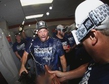 El pitcher Rich Hill recibe un baño inesperado durante la celebración de los Dodgers. AP