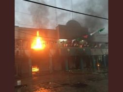 Los manifestantes prendieron fuego al interior del inmueble. De acuerdo con fuentes de seguridad seis personas fueron detenidas durante el desalojo y los daños a la sede del Ayuntamiento. TWITTER / @moreno_dhz