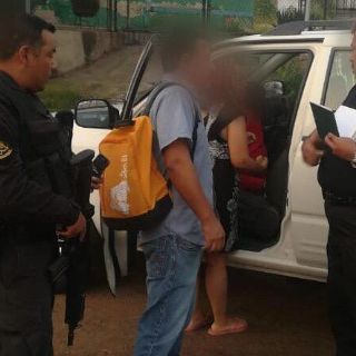 Balean a dos para robar vehículo y uno muere; iban dos niñas a bordo