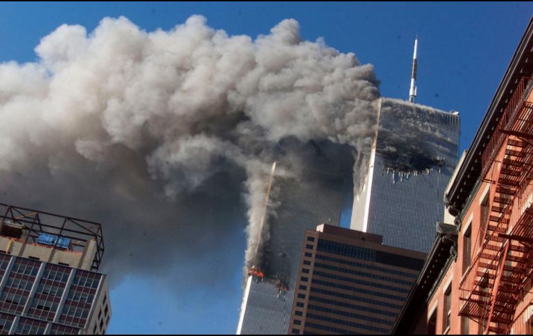 En una de las imágenes, se observa una columna de humo que se eleva desde el área de Manhattan después de que los dos aviones se estrellaran contra las torres. AP / ARCHIVO
