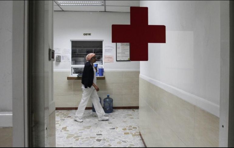 Paramédicos de la Cruz Roja atienden al lesionado y lo trasladan al hospital. EL INFORMADOR / ARCHIVO
